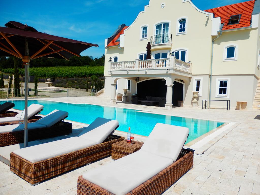 Hotel Liszkay Borkuria à Monoszlo Extérieur photo