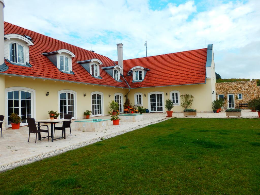 Hotel Liszkay Borkuria à Monoszlo Extérieur photo